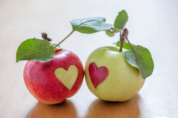 Manzana roja y amarilla. Cada una tiene una parte de sí misma con forma de corazón del color de la otra. Representa el amor como reconocimiento de uno mismo en el otro.