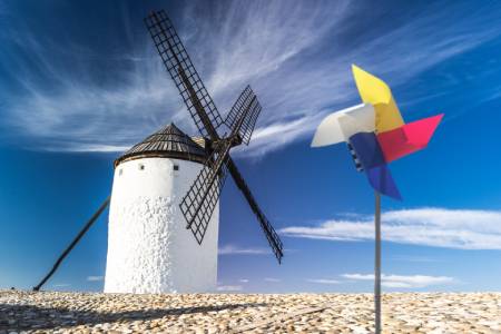 molinillo de papel al lado de un molino de viento