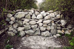 muro de piedra en medio del camino