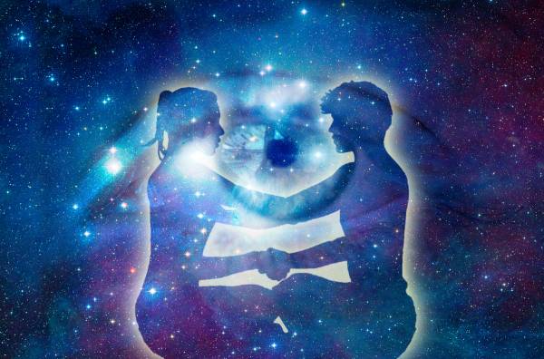 Silueta de una pareja en el cosmos con un ojo de fondo. Representa la Unidad y el Amor no dual. Soledad de la búsqueda espiritual.