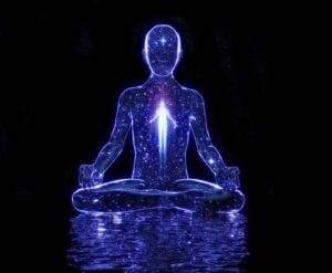 Figura de persona en postura de meditación que contiene el universo y una silueta de luz que asciende